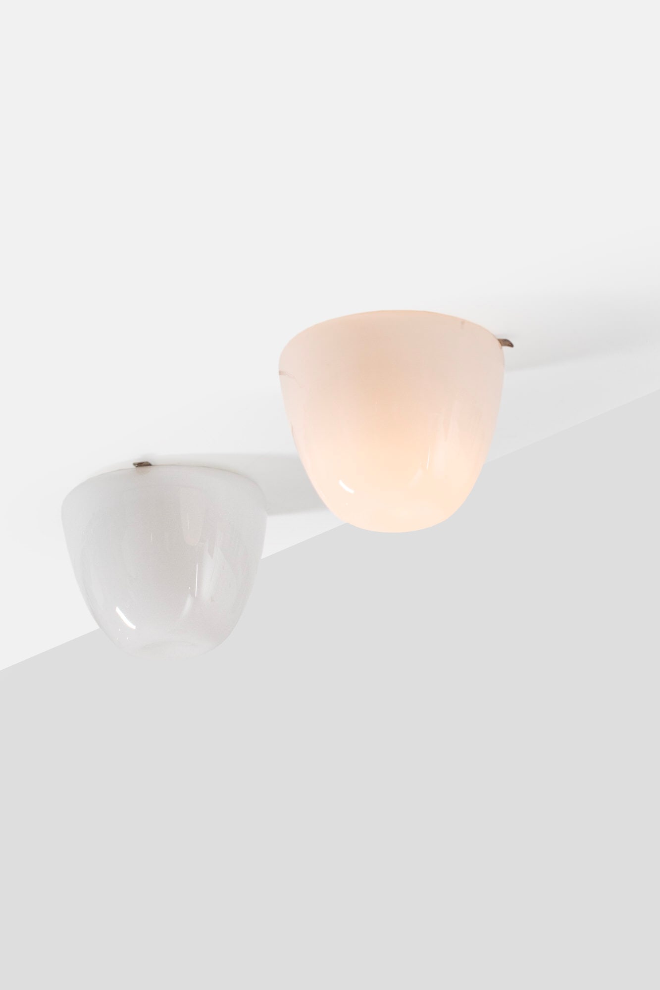 Gunnel Nyman: Pair of ceiling lights, designed by Gunnel Nyman for Idman. Stamped Idman, Glass, metal, Height: 20cm, diam: 22cm