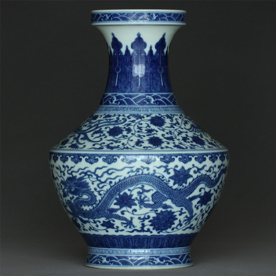 Blue and white porcelain vase of Qing Dynasty QianLong