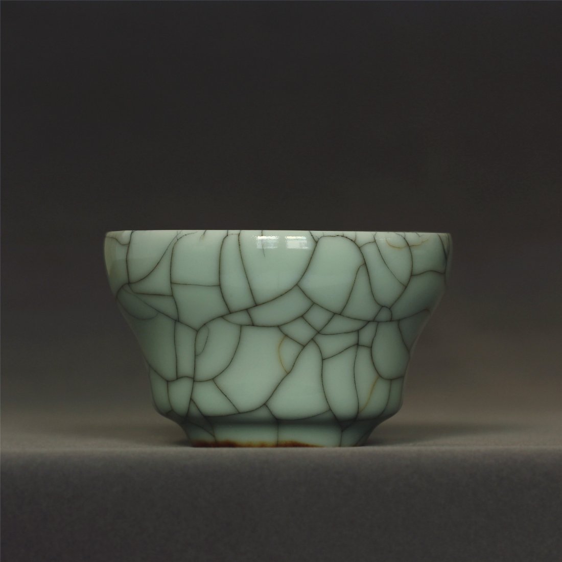 A Ge-Kiln cup of Qing Dynasty QianLong mark. (1 of 10)