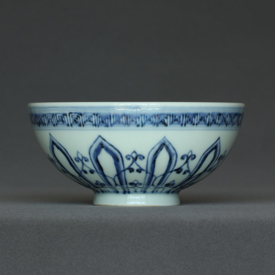 Blue and white porcelain bowl of Ming Dynasty.: Blue and white porcelain bowl of Ming Dynasty. Measure (inch), Height: 2-3 / 8, Diameter: 5.