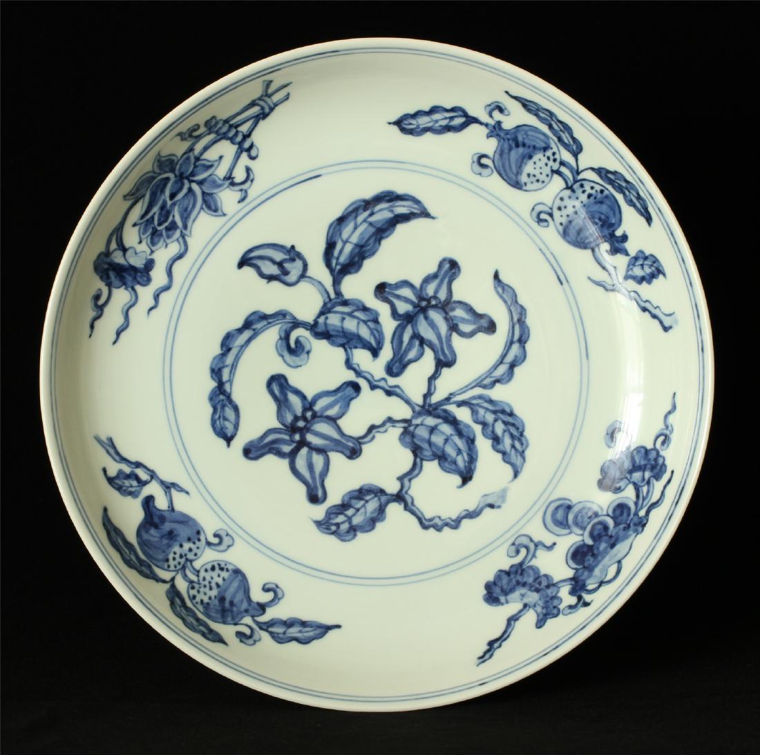 Blue and white porcelain plate of Ming Dynasty HongZhi