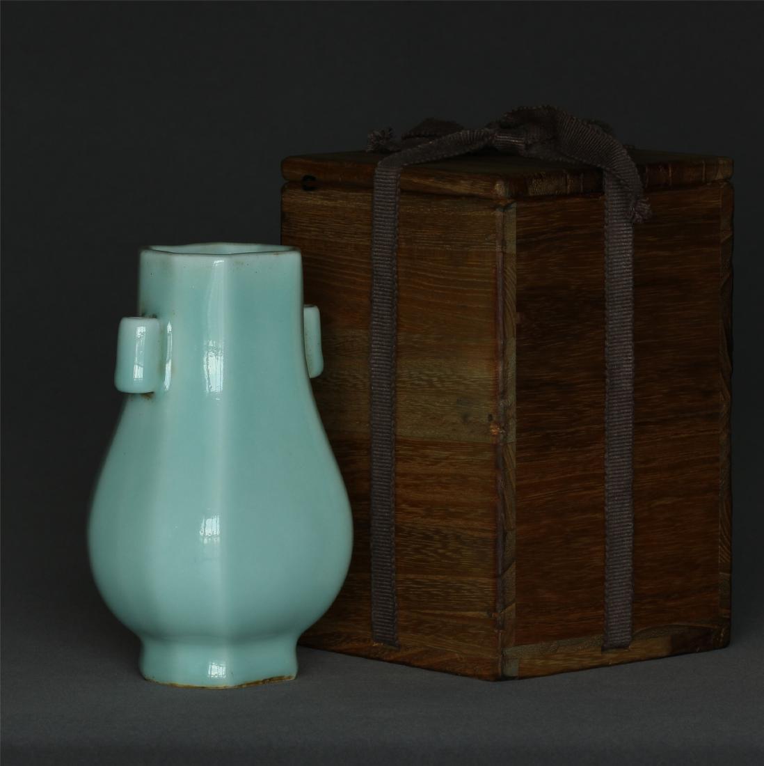 Blue glaze porcelain vase of Qing Dynasty QianLong (1 of 10)