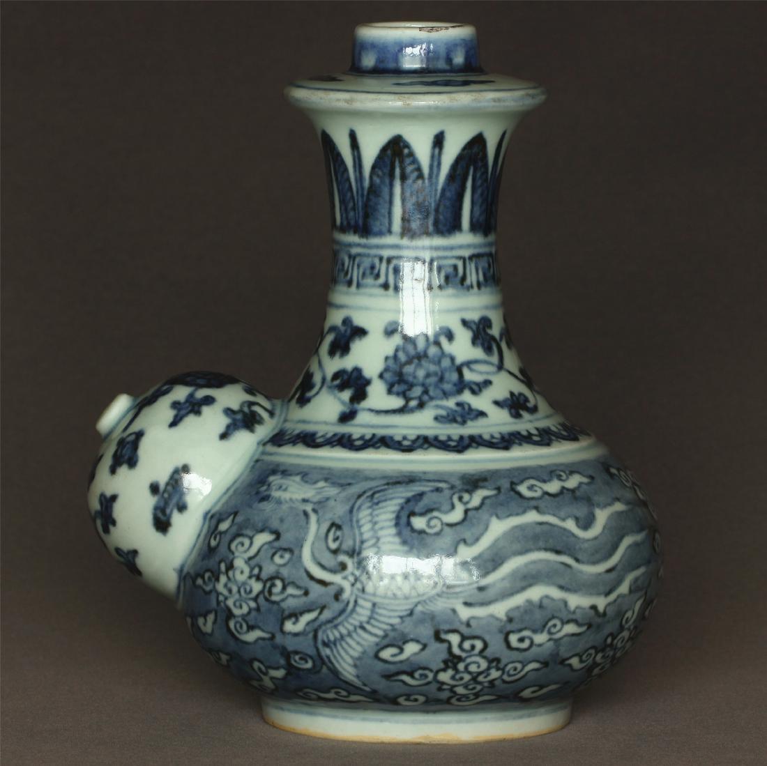 Blue and white porcelain pot of Ming Dynasty JiaJing: Blue and white porcelain pot of Ming Dynasty JiaJing mark. Measure(inch), Height: 7-3/4, Diameter: 5-1/2 . Provenance: Collectible of Private in California.