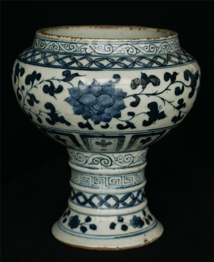 Blue and white porcelain vase of Ming Dynasty.: Blue and white porcelain vase of Ming Dynasty. Measure(inch), Height:6-7/8, Diameter:6-1/4. Provide by estate agent in California.