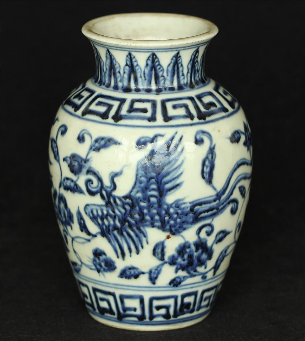 Blue and white porcelain vase of Ming Dynasty XuanDe: Blue and white porcelain vase of Ming Dynasty XuanDe mark. Measure(inch), Height:5-1/2, Diameter:3-3/4. Provide by estate agent in California.