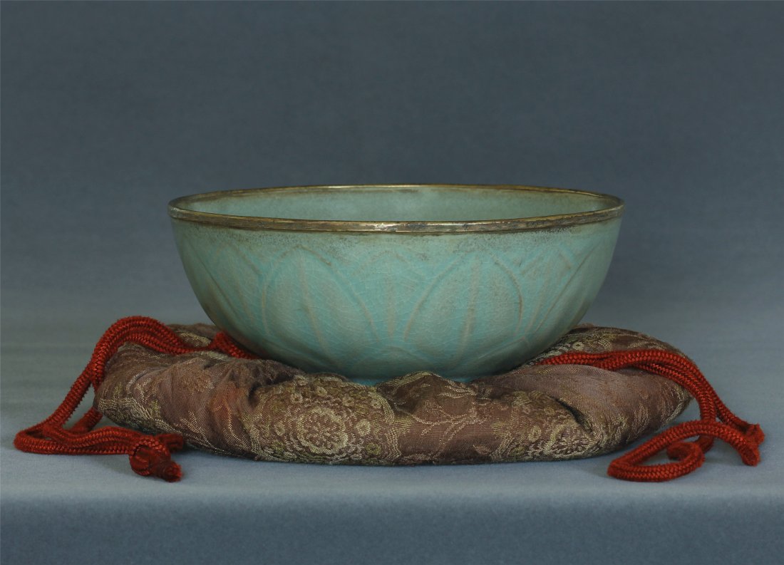 A LongQuan-Kiln Bowl Southern Song Dynasty. The rim (1 of 10)