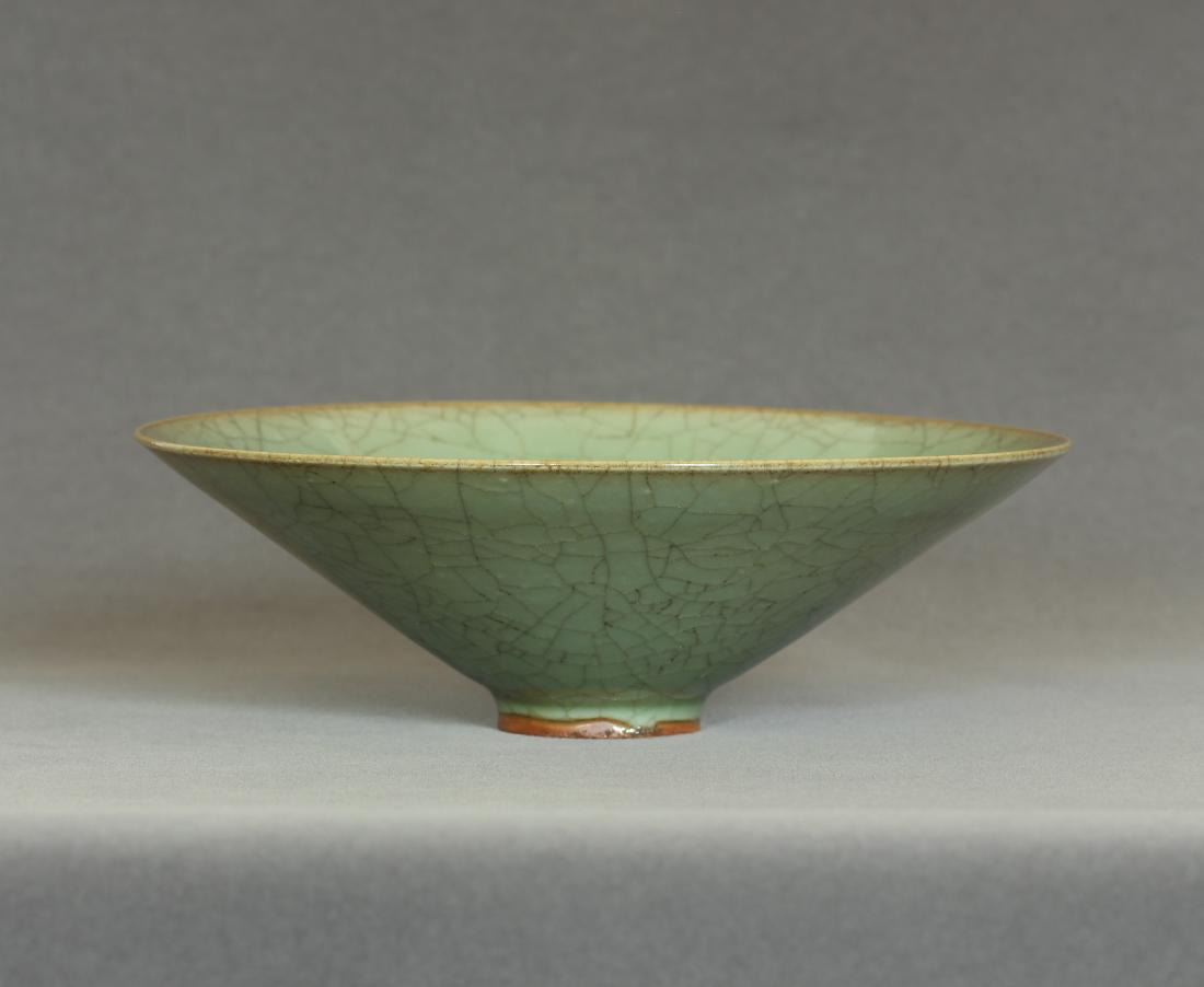 A Chinese LongQuan-Kiln Bowl Southern Song Dynasty. (1 of 7)