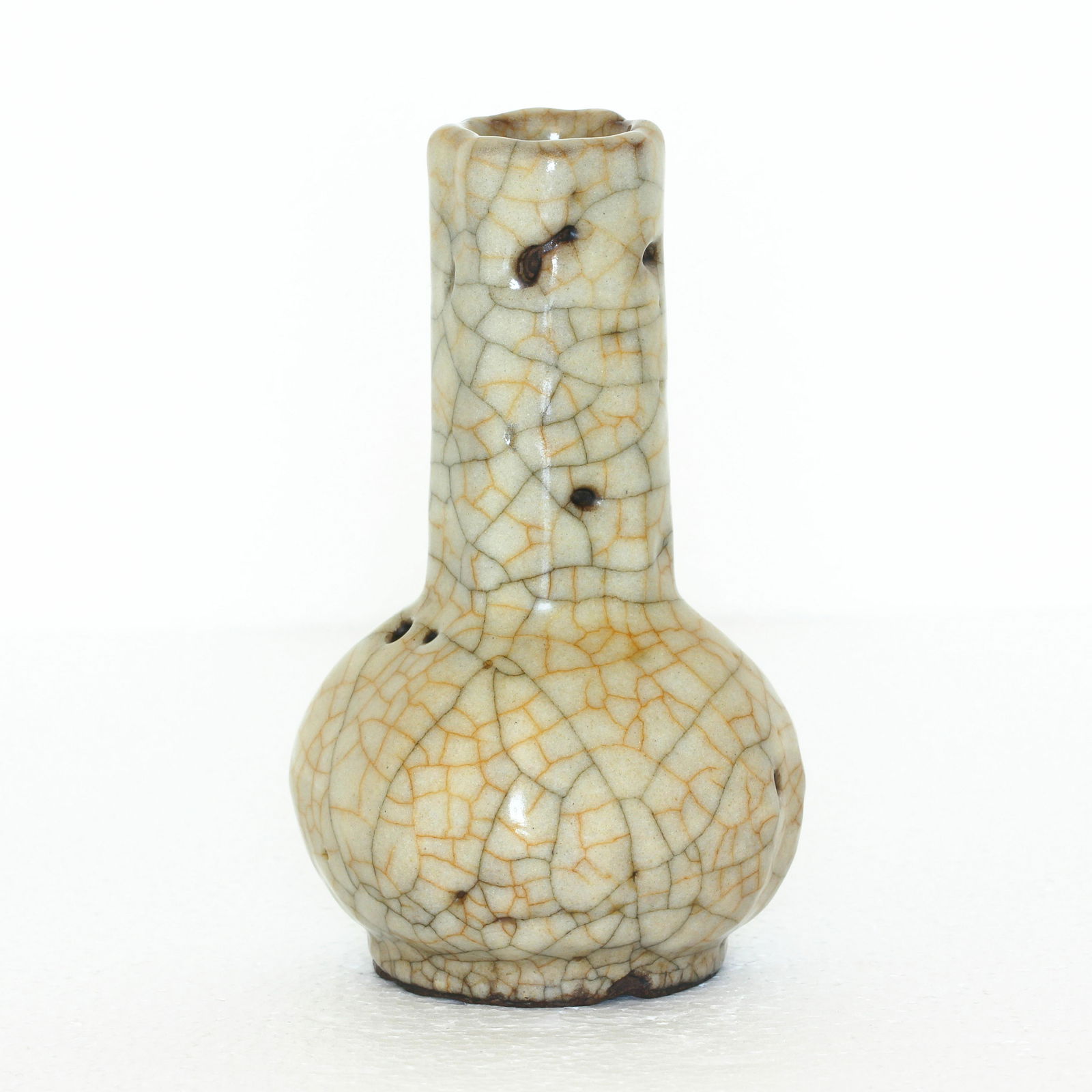 A Chinese Ge-Kiln Vase Southern Song Dynasty. (1 of 7)