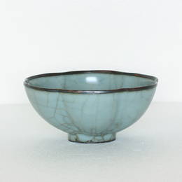 A Chinese Guan-Kiln Bowl Southern Song Dynasty.