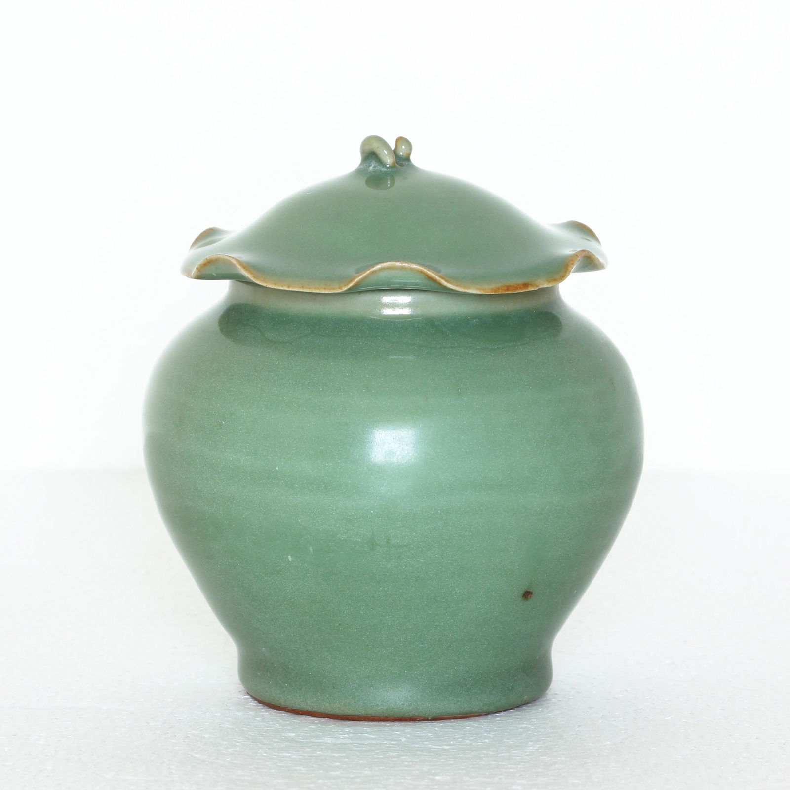 A Chinese LongQuan-Kiln Jar With Lid Southern Song (1 of 7)
