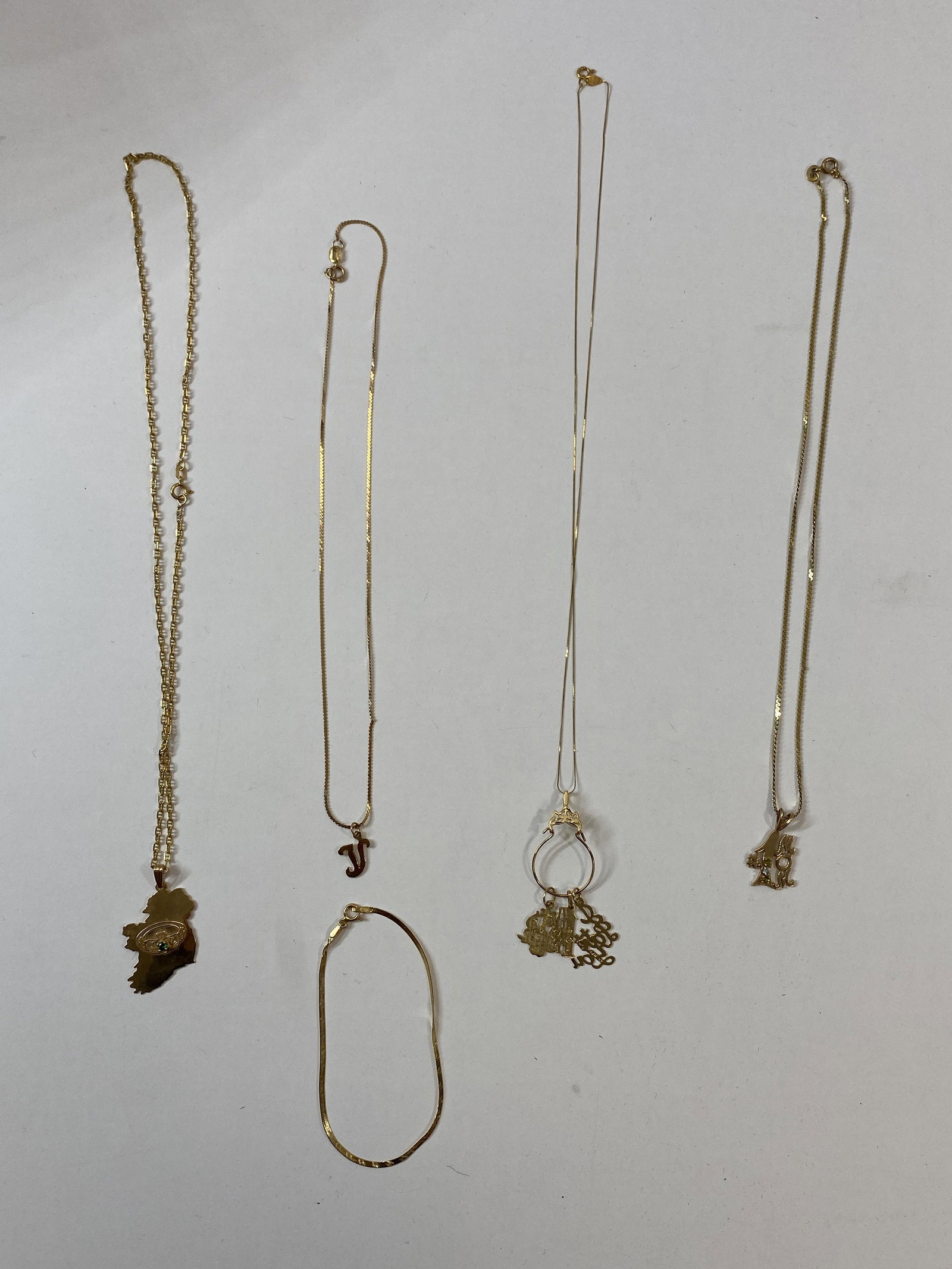 Lot of 5 - 14kt Gold Chains & Herring Bone Bracelet: This is a nice lot of 14kt gold jewlery, they are in good condition, There are (4) Chains with pendants with chains, (1) Thin chain that has charms, "I Love You", #1 Aunt, & #1 Friend, each charm meas