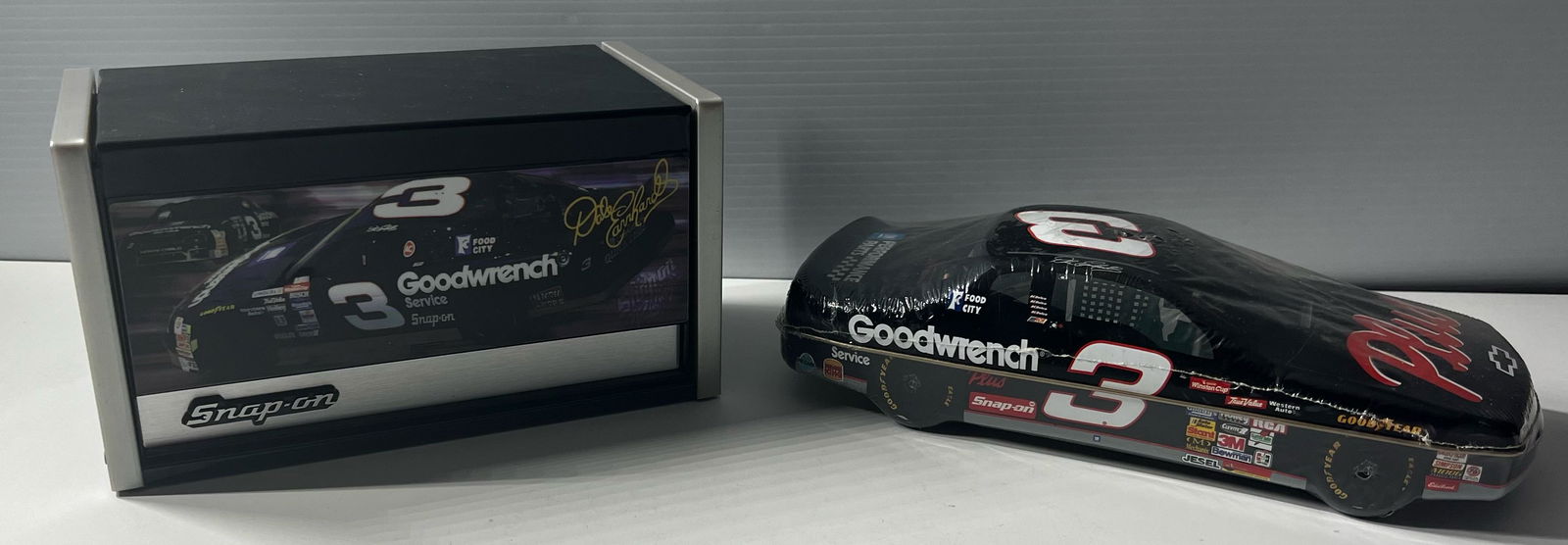 Vintage Snap-On Dale Earnhardt Miniature Tool Box Goodwrench #3 & Dale Earnhardt Sr. Snap-On Tools: Vintage Snap On Dale Earnhardt Miniature Tool Box Goodwrench #3. This tool box is limited edition, there are 2 draws under the top, with a flat bed surface. The tool box is Black with a silver trim, t