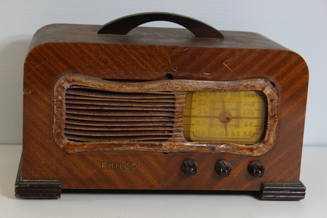 Philco Model 41-221 Code 121 Tube Radio (1 of 9)