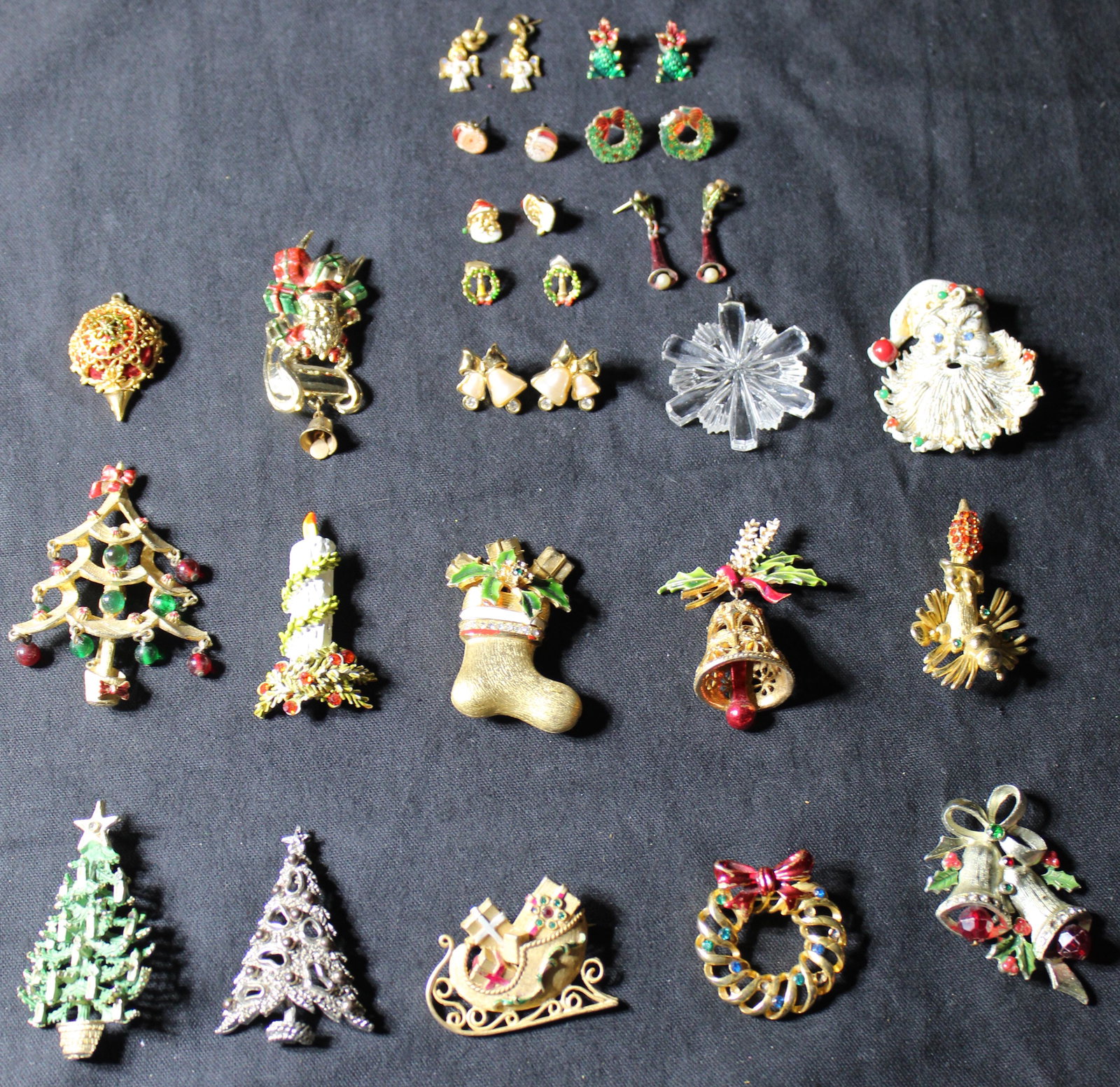Lot of 22 Pieces of Christmas Themed Costume Jewlery - Necklaces, Bracelets, Rings, Brooches (1 of 11)