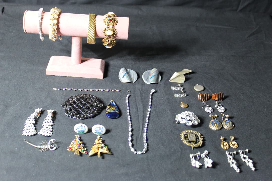 Lot of 25 Pc of Costume Jewelry - Bracelets, Pendants, Cufflink, Earrings, & Brooches (1 of 9)