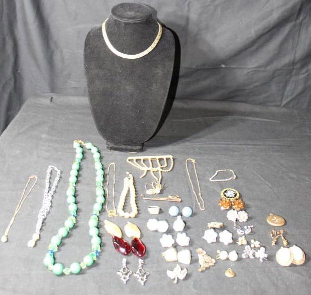 Lot of 35 Pc - Costume Jewelry - Bracelets, Pendants, Cufflink, Earrings, & Brooches (1 of 10)