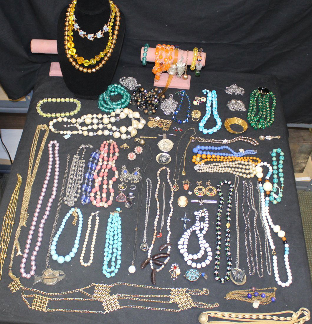 Lot of 75 pc Mixed Costume Jewelry - Necklace, Bracelets, Brooches, Earrings (1 of 12)