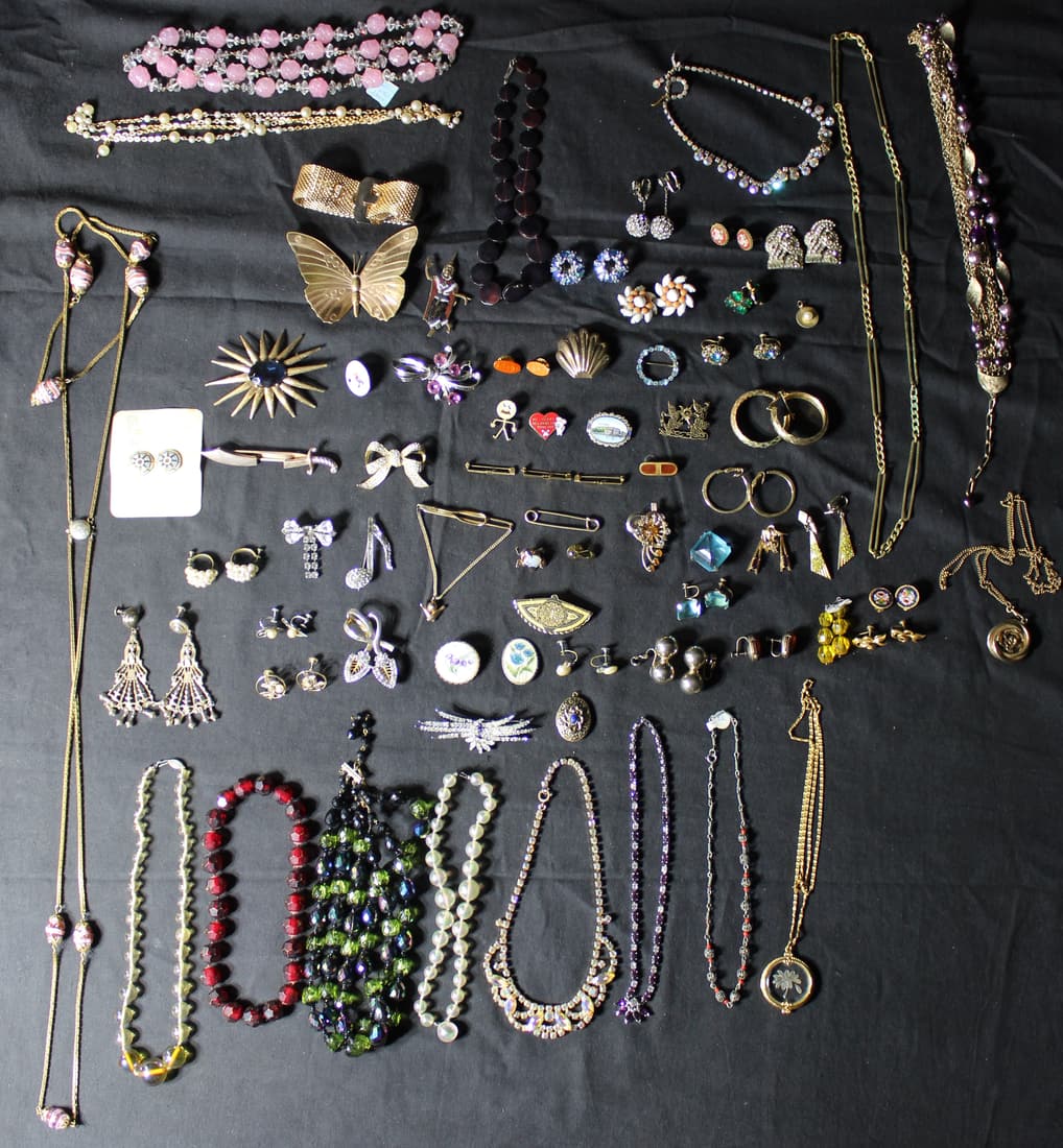 Lot of 80 pc Mixed Costume Jewelry - Necklace, Bracelets, Brooches, Earrings (1 of 17)