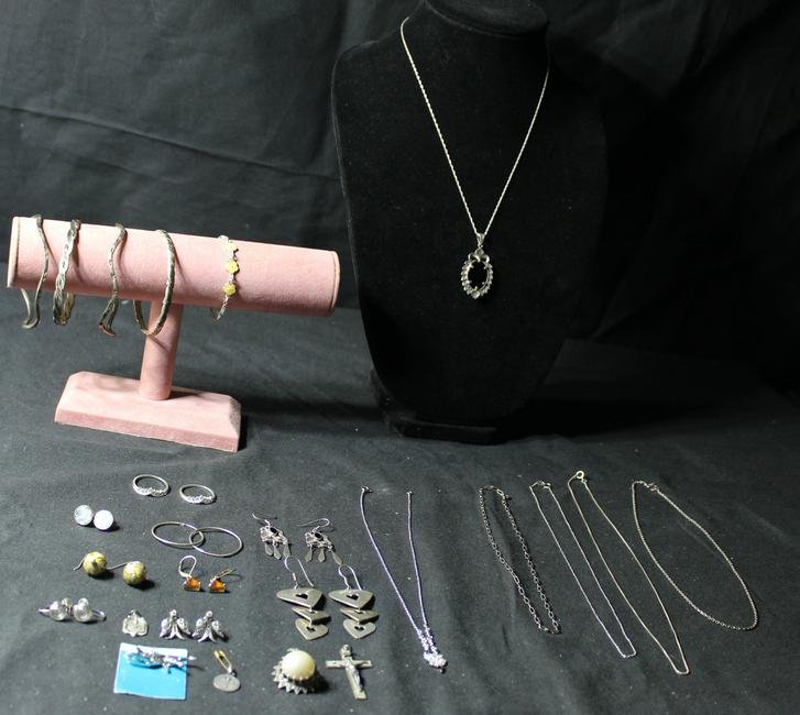 Lot of 25 .925 Sterling Silver Jewlery - Earrings, Pendants, Necklaces, Pins and Brooches, Bracelets: Lot of 25 - .925 Sterling Jewlery. This is a mixed lot that includes Earrings, Pendants, Necklaces, Pins and Brooches, Bracelets & Rings. All pieces are .925 sterling silver. There are 8 earrings, 4 p
