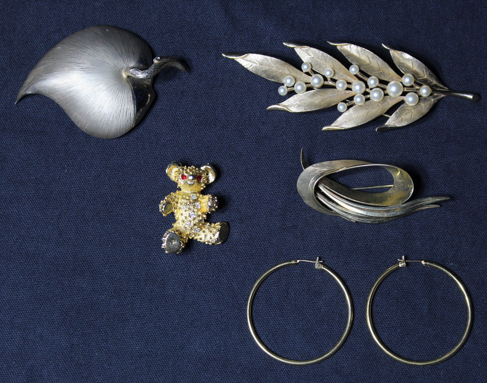 (5) Brooches , Pendants and Earrings - Costume Jewelry: Tifari, E.T, & Giovanni: (5) Brooches & Earrings - Costume Jewelry. This is a beautiful lot of costume jewlery, all piece are in good condition. The 4 brooches are gold toned, they all depict leafs. the first is a singluar le