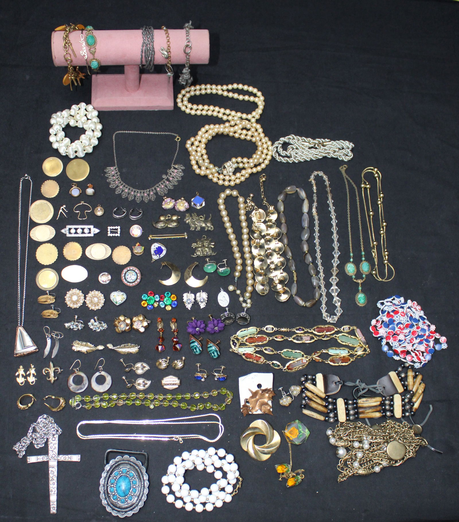 Large Lot of Costume Jewelry - Necklaces, Bracelets, Rings, Pendants, Pins, & Earrings: Coro: Large Lot of costume jewelry. This is a beautiful lot of costume jewlery, all piece are in good condition. There are Necklaces, Bracelets, Rings, Pendants, Pins, & Earrings. Some of the brands in this