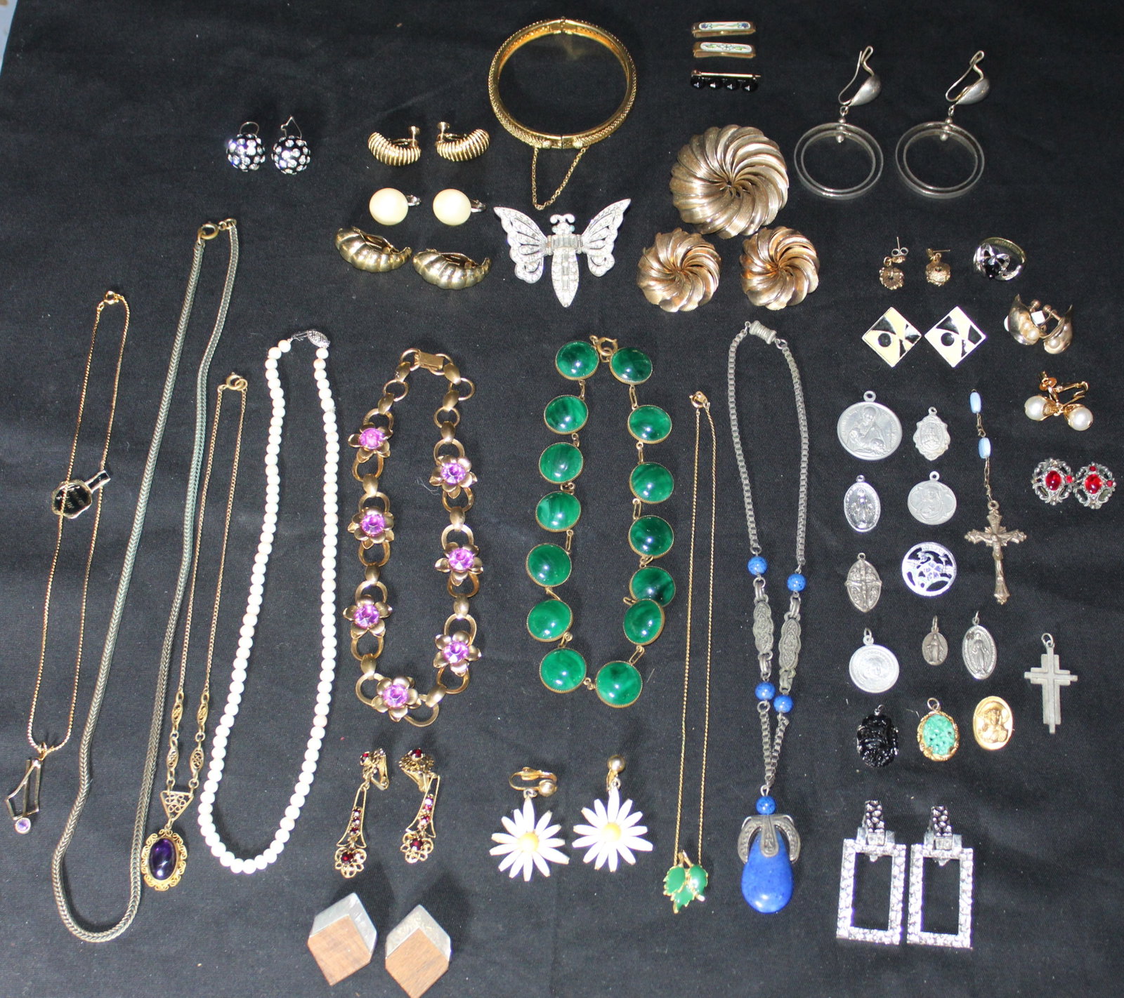 Large Lot of Costume Jewelry - Nekclaces, Rings, Bracelets, Pendants: Endome: Large Lot of costume jewelry. This is a beautiful lot of costume jewlery, all piece are in good condition. There are Necklaces, Bracelets, Rings, Pendants, Pins, & Earrings. Some of the brands in this