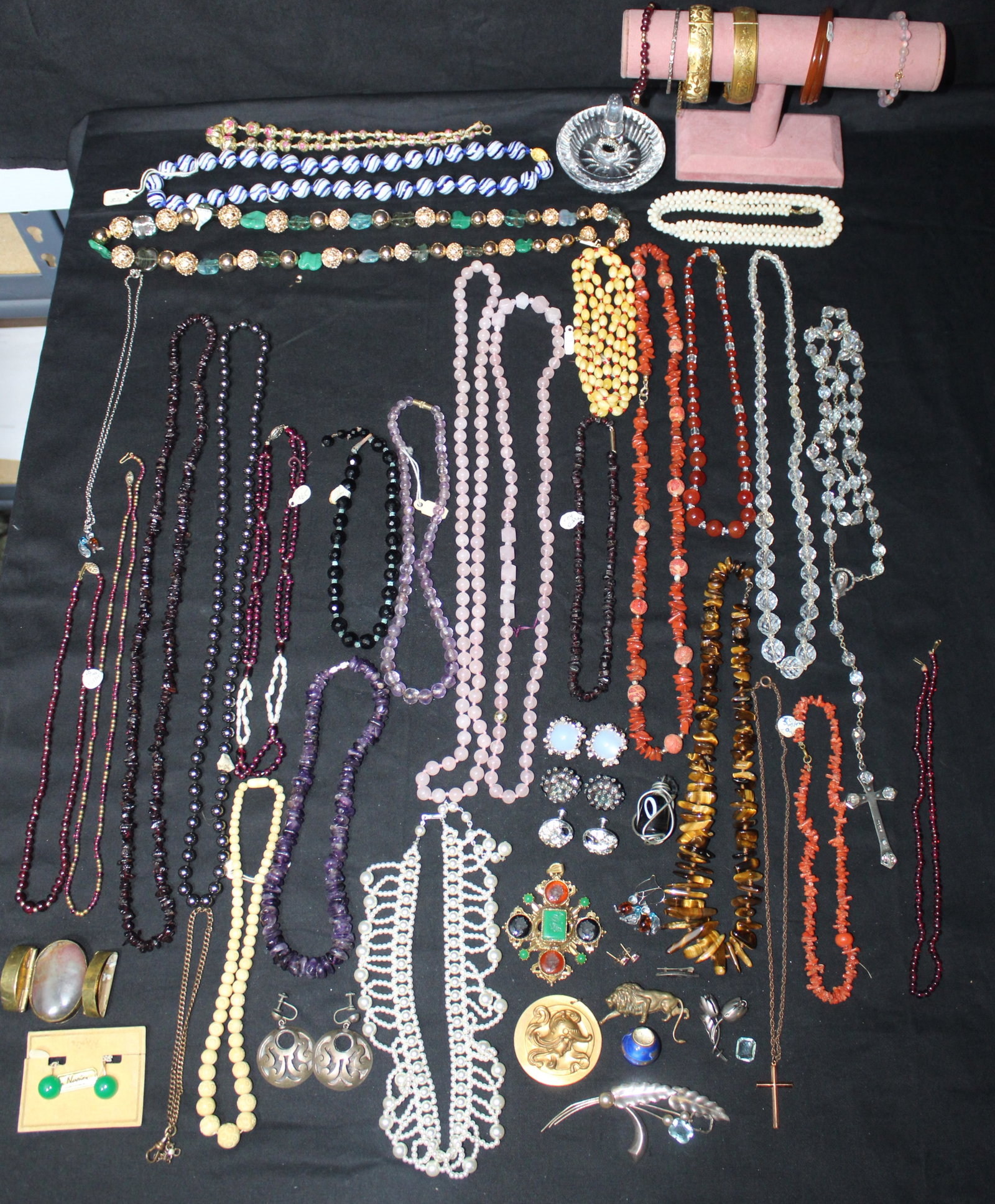 Large Lot of Costume Jewelry - Necklaces, & Bracelets: Large Lot of costume jewelry. This is a beautiful lot of costume jewlery, all piece are in good condition. There are Necklaces, and Bracelets.