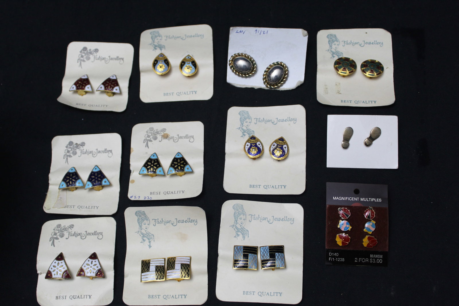 Lot of Costume Jewelry Earrings: Fashion Jewelry: Lot of costume jewelry. This is a beautiful lot of costume jewlery earrings, all piece are in good condition. Some of the brands in this lot include: Fashion Jewelry