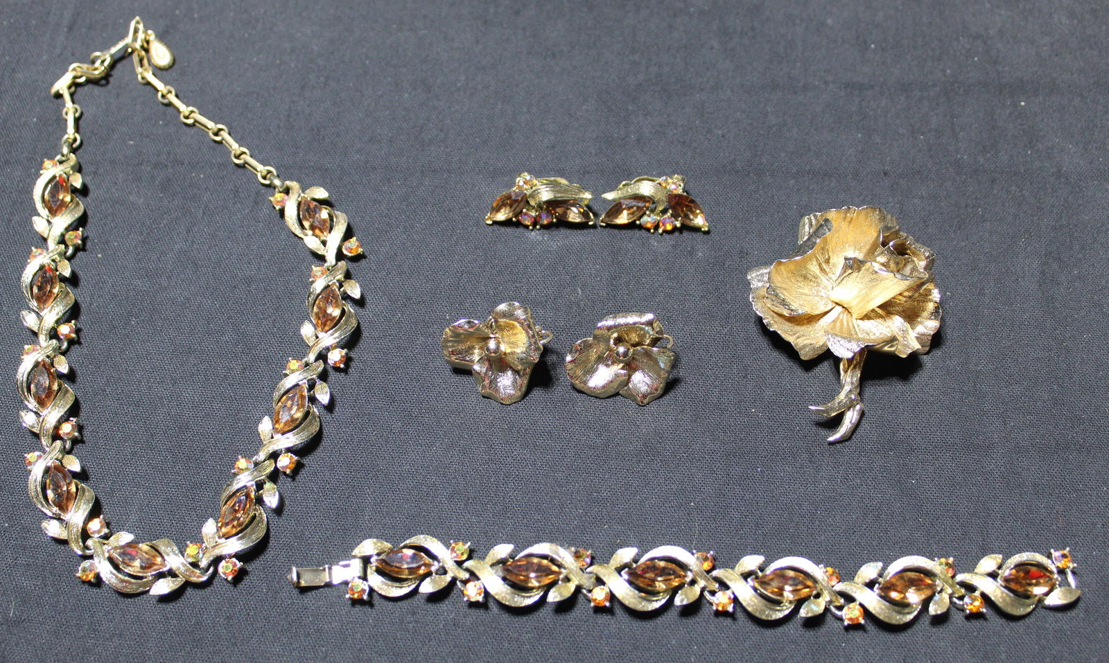 Lot of Costume Jewelry Earrings, Necklaces, Brooches: Lisner (1 of 9)