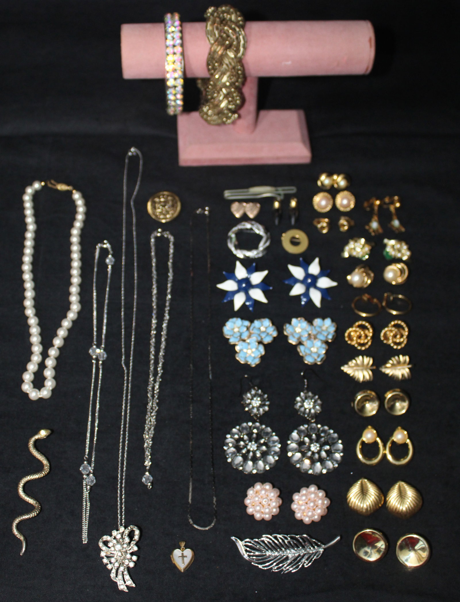 33 pc of Costume Jewelry - Bracelets, Necklaces, Earrings, Pendants: Sarah cov &, Gerrys,: 33 pc of Costume Jewelry Bracelets, Necklaces, Earrings, Pendants , this is is nice lot of costume jewelry, it is in good condition, the lot includes Bracelets, Necklaces, Earrings, Pendants. Some of 