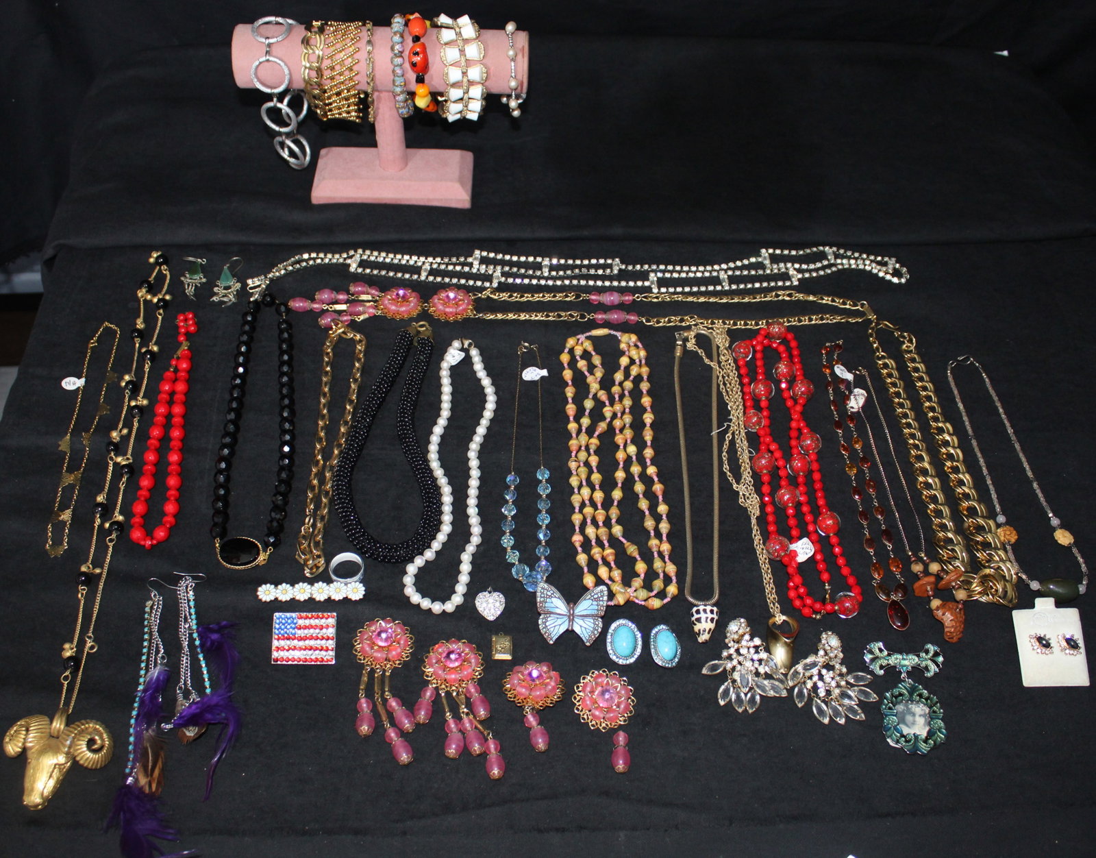 40 pcs of Costume Jewelry - Necklaces, Earrings, Bracelets, Rings, & Brooches: 40 pcs of Costume Jewelry Necklaces, Earrings, Bracelets, Rings, & Brooches, this is is nice lot of costume jewelry, it is in good condition, the lot includes Bracelets, Necklaces, Earrings, Pendants.
