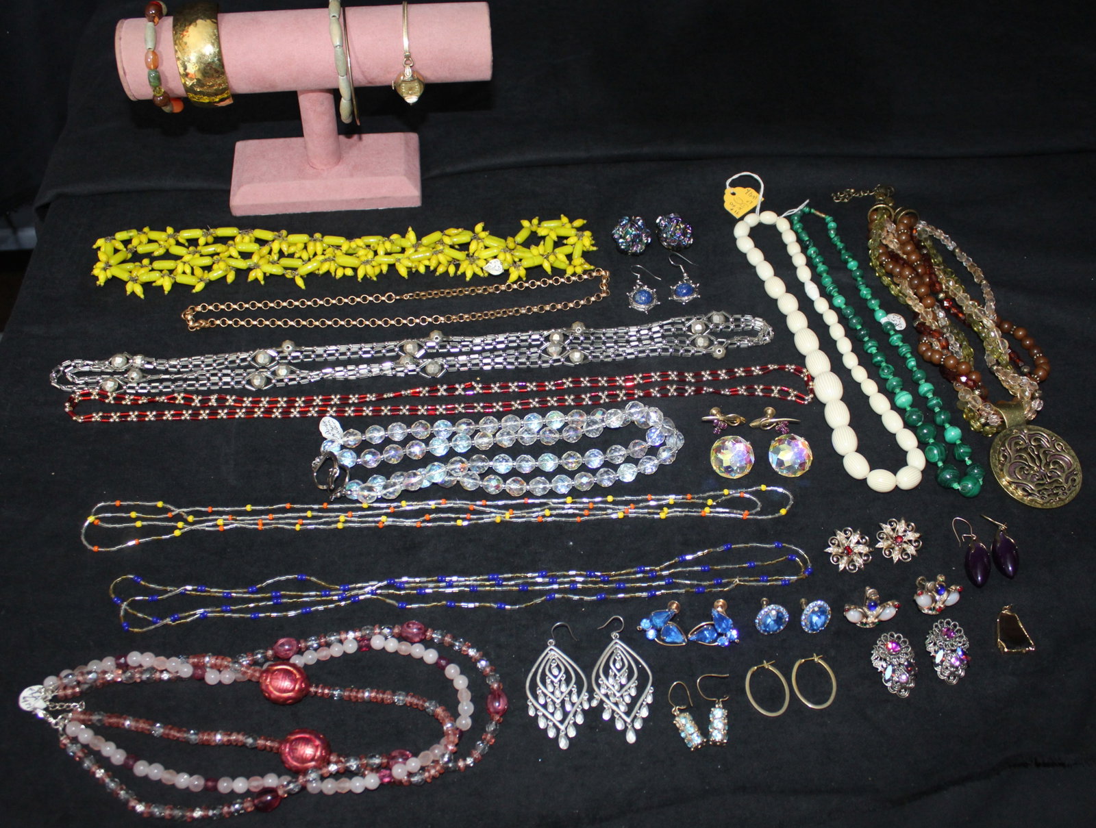 50 pc of Costume Jewelry - Bracelets, Necklaces, Earrings, Pendants: 50 pcs of Costume Jewelry Necklaces, Earrings, Bracelets, Rings, & Brooches, this is is nice lot of costume jewelry, it is in good condition, the lot includes Bracelets, Necklaces, Earrings, Pendants.