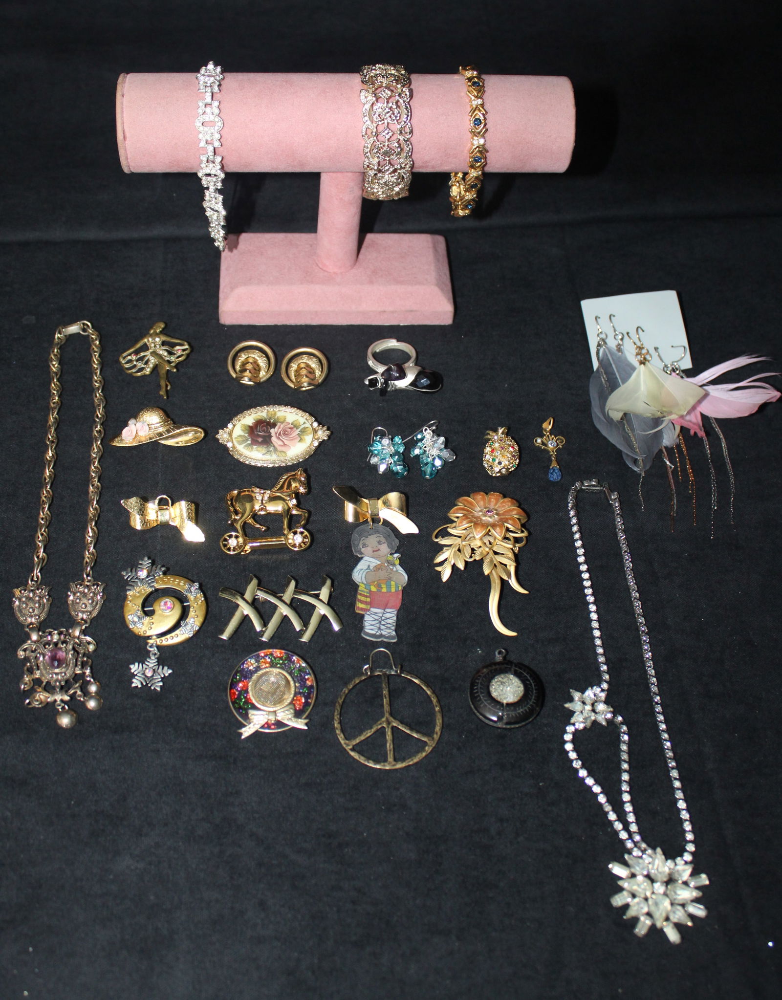 40 pc mixed lot of costume jewelry - Necklaces, Bracelets, Pendants,  & Earrings (1 of 8)