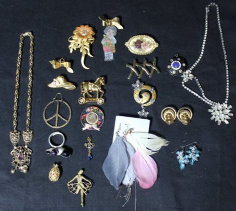 25pc Lot of Costume Jewelry Brooches, Necklaces, Rings, Earrings & Bracelets:Avon, Carol Deb, & D.D: 25pc Lot of Costume Jewelry Brooches, Necklaces, Rings, Earrings & Bracelets. this is is nice lot of costume jewelry, it is in good condition, the lot includes Bracelets, Necklaces, Earrings, Pendants