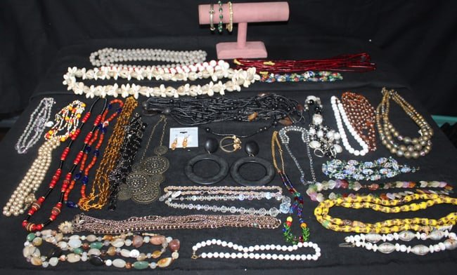 30pc mixed lot of Costume Jewelry - Necklaces, Bracelets, & Earrings: 30pc mixed lot of Costume Jewelry - Necklaces, Bracelets, & Earrings. this is is nice lot of costume jewelry, it is in good condition, the lot includes Bracelets, Necklaces, Earrings, Pendants.