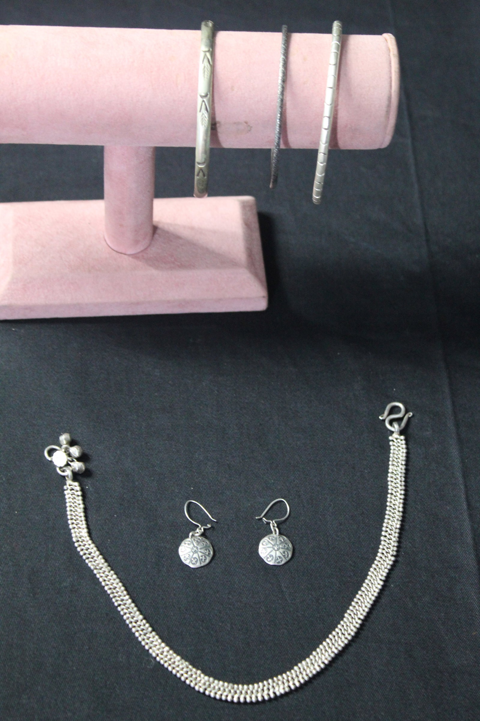(5) 925 Sterling Silver Jewelry - Bracelets, Earrings, Necklaces: (5) 925 Sterling Silver Jewelry - Bracelets, Earrings, Necklaces. This is a nice lot of sterling jewelry, They are in good condition. There are (3) Bracelets, (1) Earrings, (1) Necklaces. This lot is 