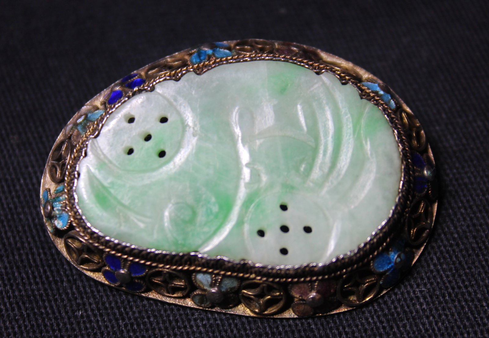 Silver & White/Green Jade Brooch 12grams: This is a beautiful brooch, it is a stunning accessory that combines elegance and natural beauty. The brooch features a silver base with intricate detailing, complemented by a centerpiece of white/gre