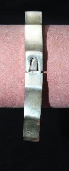 36 Grams 925 Sterling Mexico T5-75 Bracelet: 36 Grams 925 Sterling Mexico T5-75 Bracelet. This is a unique looking bracelet. It has a socket like design and shape all around. It has a clip to open and close on one side, and a hinge on the other 