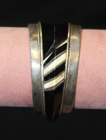 34 Grams 925 Sterling J. Woolsey Vintage Onyx Cuff Bracelet: 34 Grams 925 Sterling J. Woolsey Vintage Onyx Cuff Bracelet. This bracelet has a black and white design that wraps around it. It has on the inside J. Woolsey Sterling written on it. It is in good cond