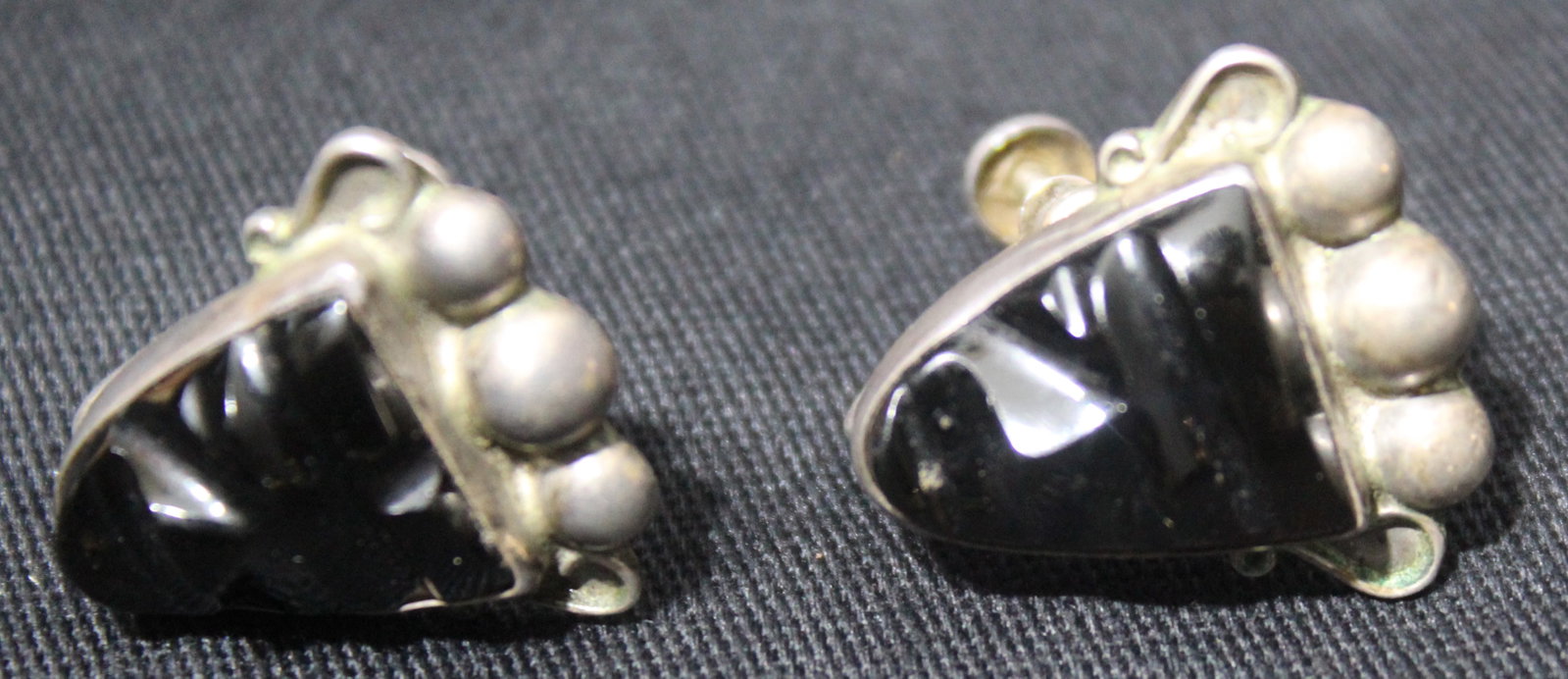 925 Mexico Sterling Silver Earrings 7 grams: 925 Mexico Sterling Silver Earrings were handcrafted in mexico, 925 Mexico is stamped on the back, these earrings showcase an intricate design. Very versatile and can be worn for a special occaasion o