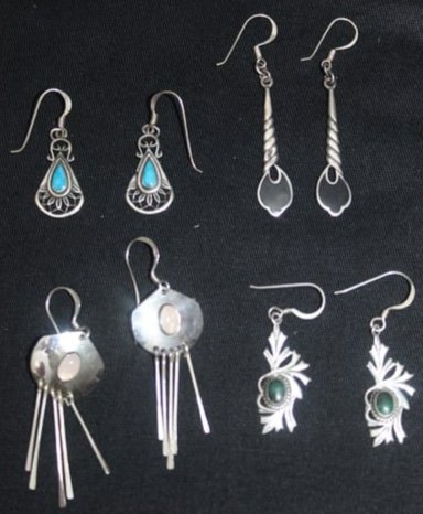 (4) (4) 925 Sterling Earrings 15 grams: (4) 925 Sterling Earrings. This is a nice lot, This little collection offers a varirty of styles, all crafted for sterling silver. Great way for you to create a stylish look. The earrings measure in a