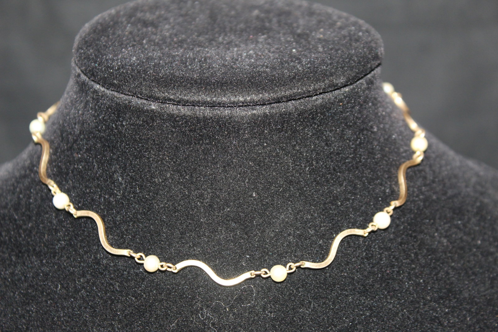 Alice Caviness 12K G.F. Pearl Necklace 7 grams: Alice Caviness 12K G.F. Pearl Necklace, This is a beautiful necklace, it is in great condition, it is a stunning piece that adds a unique flare to any outfit, very good piece for special occasions, it