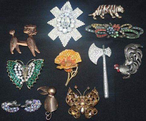 (11) Costume Brooches - Coro & Isser Singer: (11) Costume Brooches, These are beautiful brooches, they are various pieces, all vibrant and differemt sizes. They measure in a range from 1" - 4", the brands in this lot includes: Coro & Isser Singe