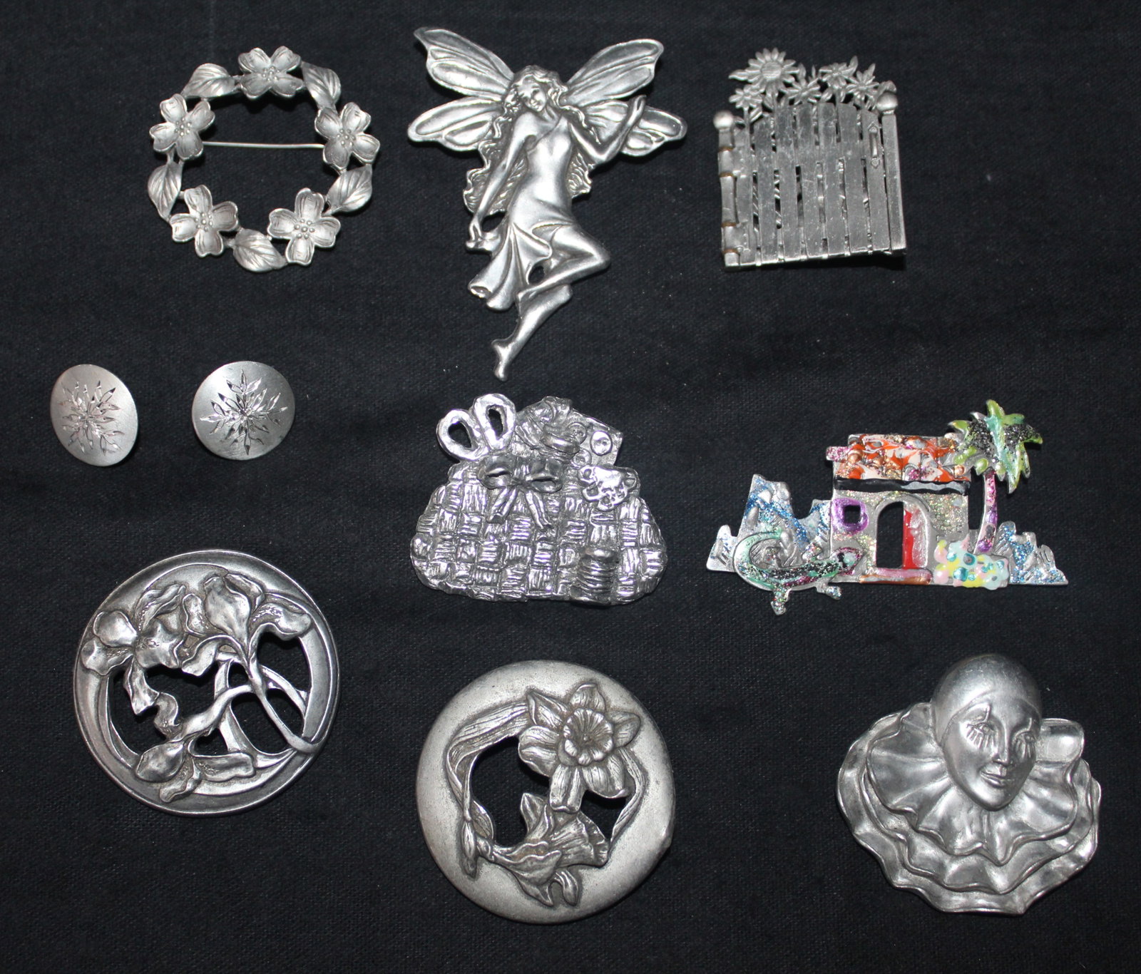 Lot of 9 Pewter Brooches & Earrings: Lot of 9 Pewter Brooches & Earrings (1)Floral Reef, (2) Fairy - 1987 Seagull Pewter Canada, (3) Bunny Behind A Gate, (4) 1989 Seagull Pewter Canada Circle Floral Design, (5) 1988 Seagull Pewter Canada