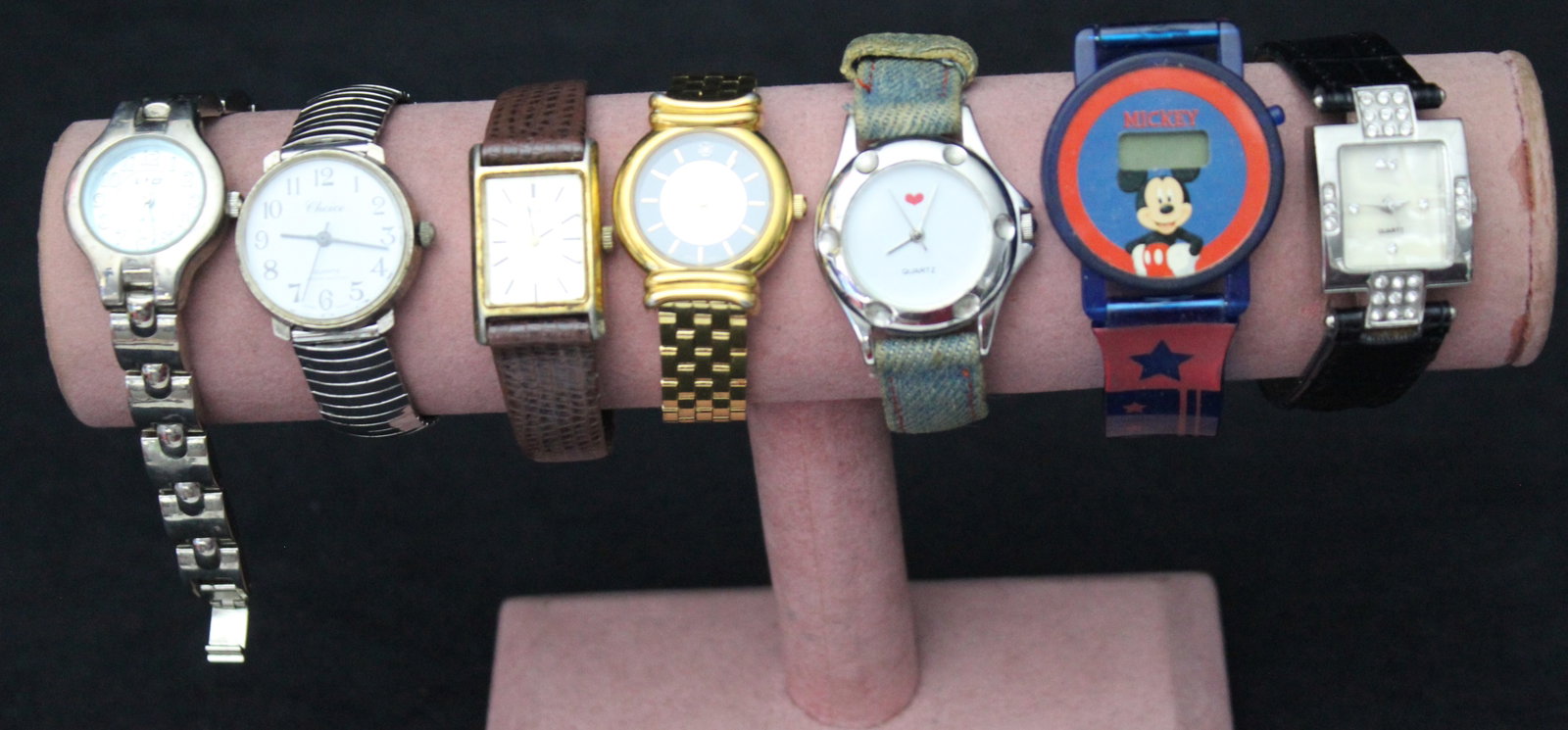 Lot of 7 Womens Wristwatches: Lot of 7 Womens Wristwatches. (1) Disney MD0006 Mickey Watch - blue and red watchband, (2) Pulsar 107765 Watch Brown Faux Watch Band, (3) LTD LTD0002 Watch , (4) Oscar De La Renta Watch gold tone watc