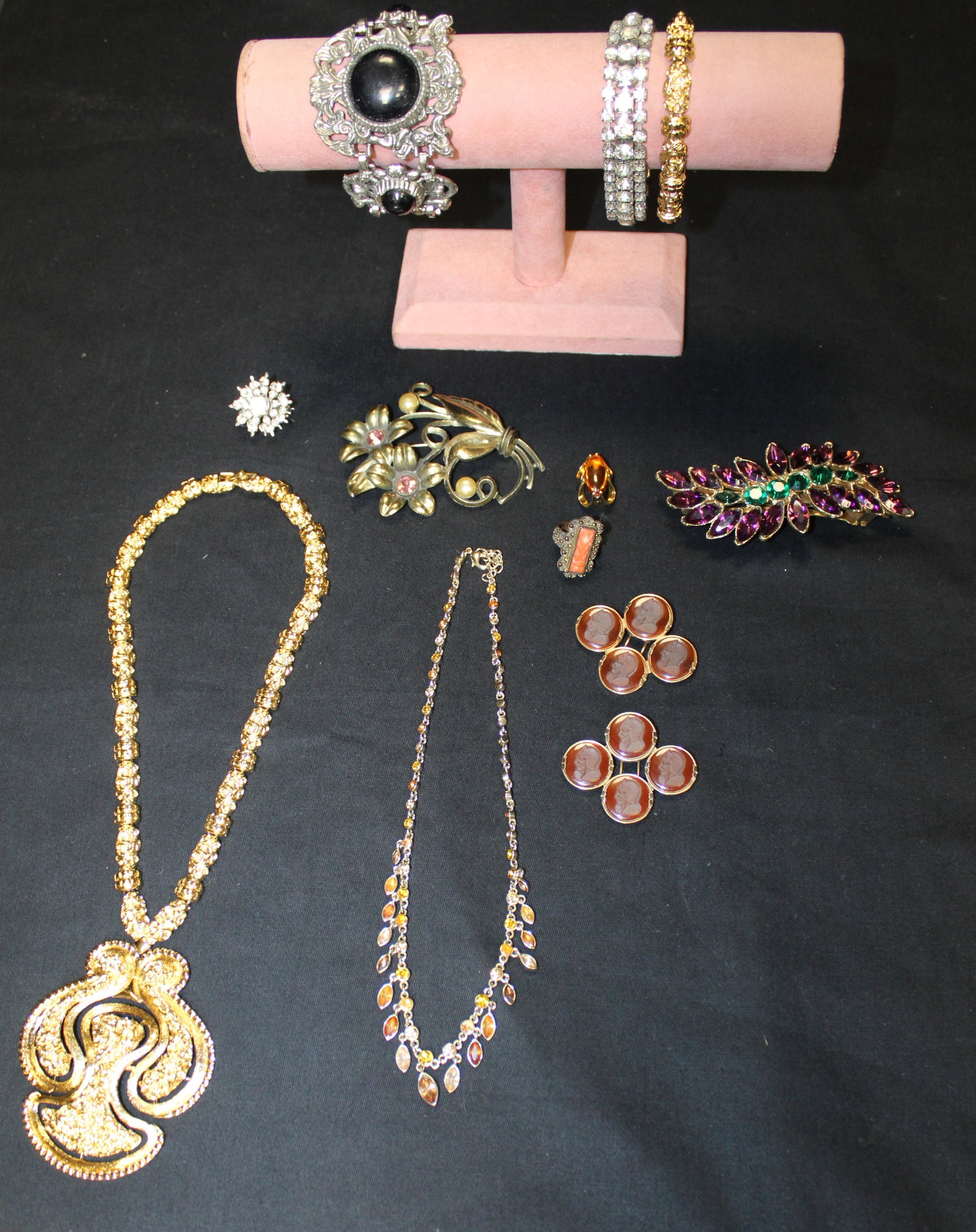 Lot of 10pcs of Costume Jewlery Necklaces, Brooches, Shoe & Hair Clips, & Bracelets: Monet, Medusa's: Lot of 10pcs of Costume Jewlery, The lot includes Necklaces, Brooches, Shoe & Hair Clips, & Bracelets. This is a beautiful lot of costume jewlery, all piece are in good condition. Some of the brands i