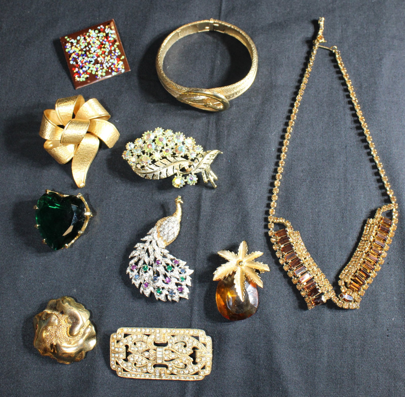 Lot of 10pcs of Costume Jewlery Brooches, Bracelets and Necklaces: Benedikt, Avon, Sarahcov & Monet.: Lot of 10pcs of Costume Jewlery, The lot includes Brooches, Bracelets and Necklaces. This is a beautiful lot of costume jewlery, all piece are in good condition. Some of the brands in this lot include