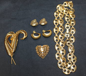 Lot of 5pcs of Costume Jewlery Brooches, Necklaces and Earrings: Napier, Coro, and Monet: Lot of 5pcs of Costume Jewlery, The lot includes Brooches, Necklaces and Earrings. This is a beautiful lot of costume jewlery, all piece are in good condition. Some of the brands in this lot include: