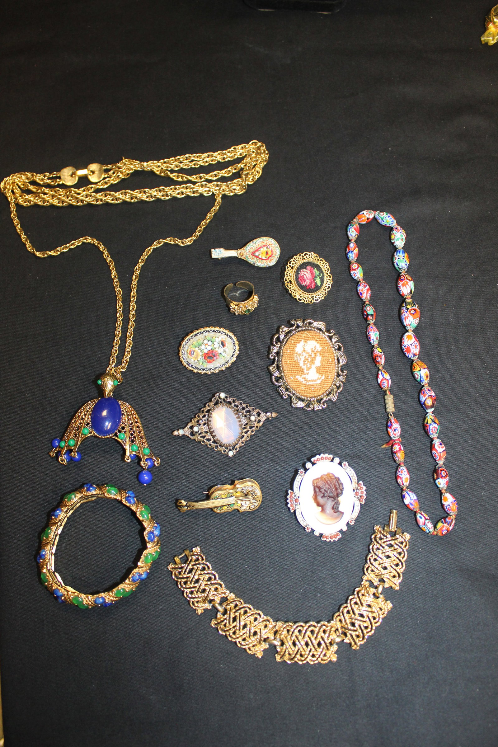 (12) Goldtone Costume Jewelry - Necklaces, Bracelets, Brooches & Pendants: (12) Goldtone Costume Jewelry - Necklaces, Bracelets, Brooches & Pendants. This is a beautiful lot of jewelry that will be perfect for any special occasion. They're all various sizes and colors, each 