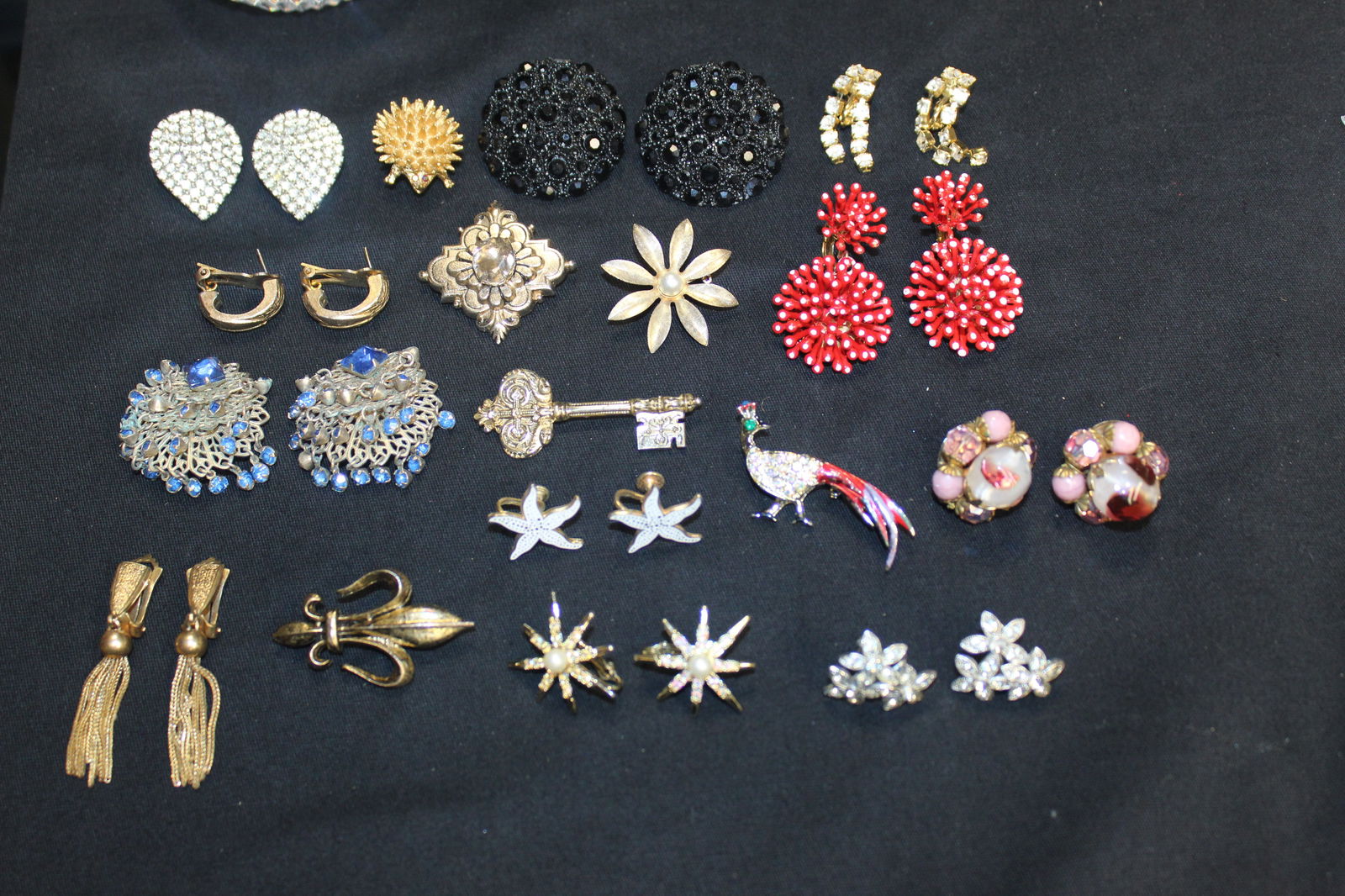 12pcs Of Costume Jewelry Brooches Earrings Trifari